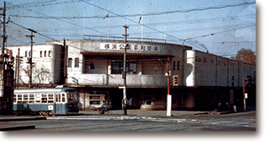 横浜公園平和球場と市電