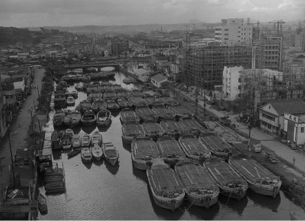 台風で派大岡川に避難する艀