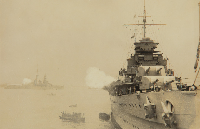 ④横浜港に停泊する戦艦「比叡」とイギリス巡洋艦「サフォーク」