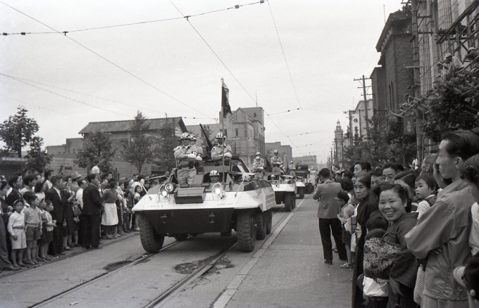 ⑤本町通りを行進するアメリカ軍の車両